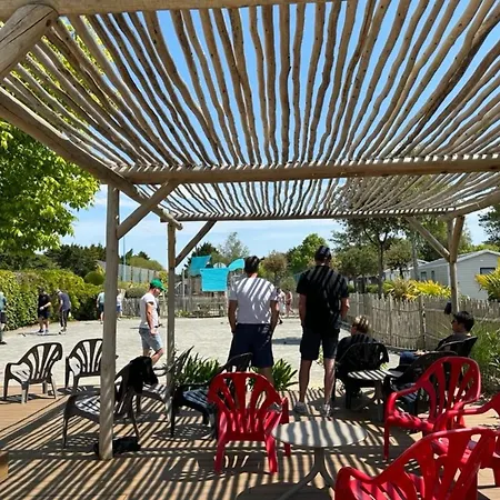 Mobil-home Confortable Avec Terrasse A Saint-jean-de-monts - Api-1-52-1117 营地 *